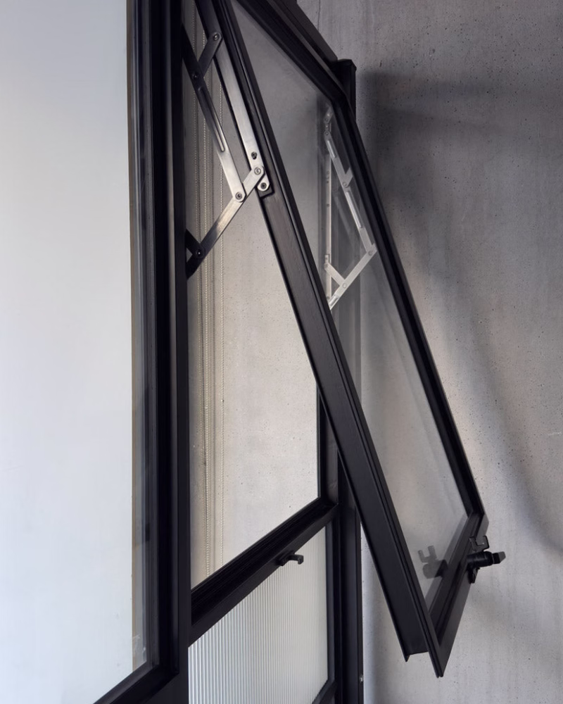 Repairing a sagging window with new friction hinges